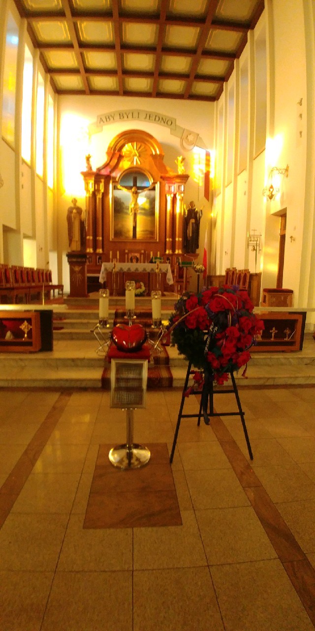 Ceremonia pogrzebowa z zachowaniem pełnego szacunku.